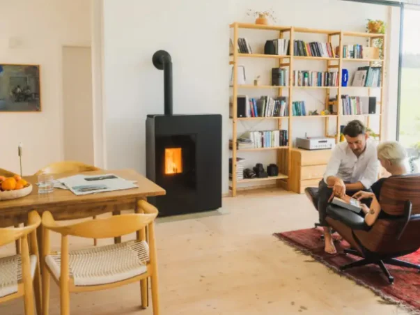 Un chauffagiste de De Bons Conseils conseillant un client